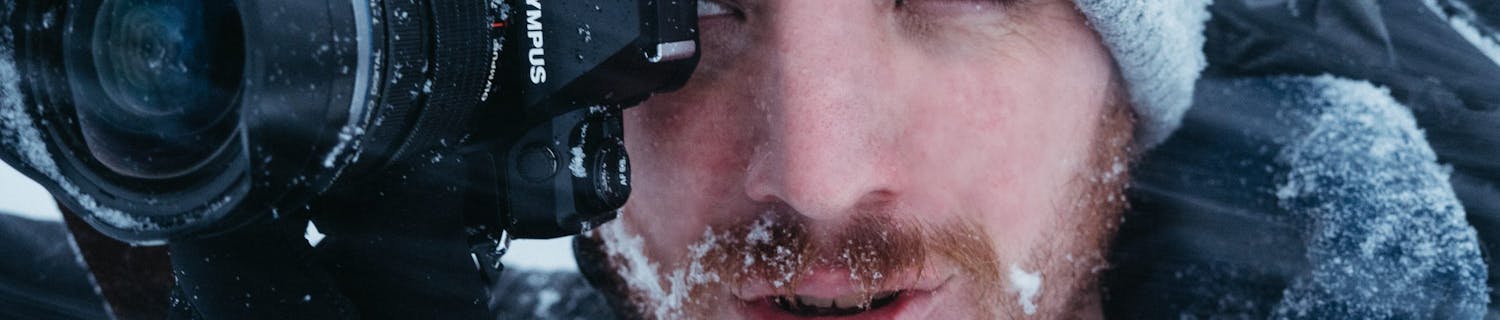 Man fotograferar med OM-1.